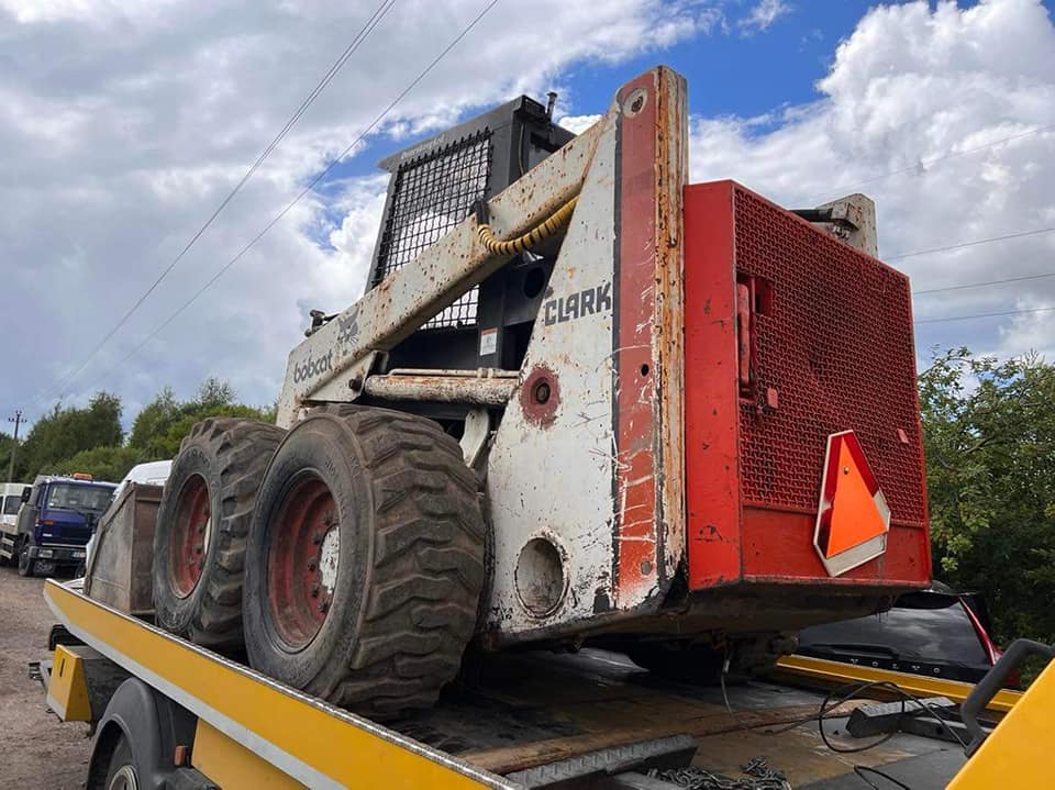 Specialioji technika pakrauta ant platforminio tralo