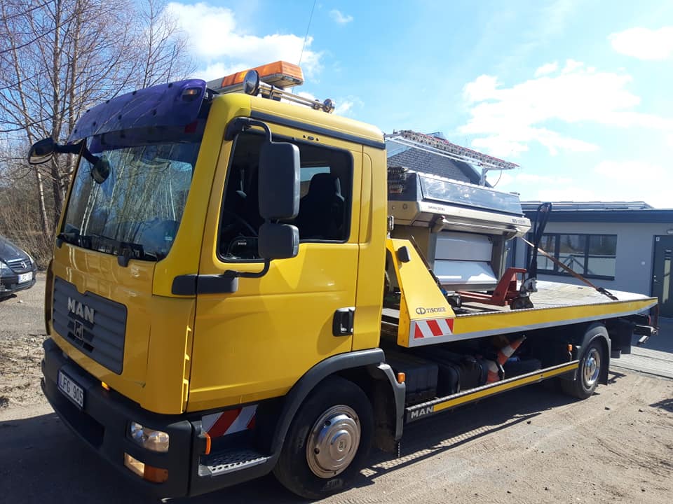 Specialioji technika pakrauta ant platforminio tralo