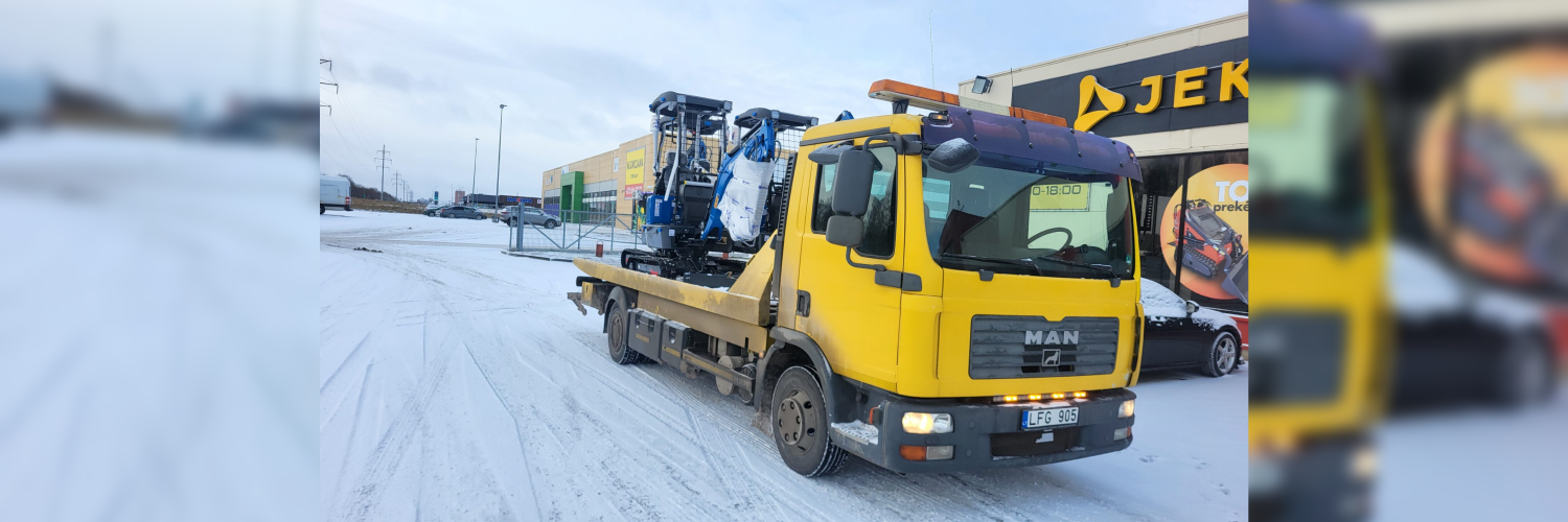 Specialioji technika pakrauta ant platforminio tralo